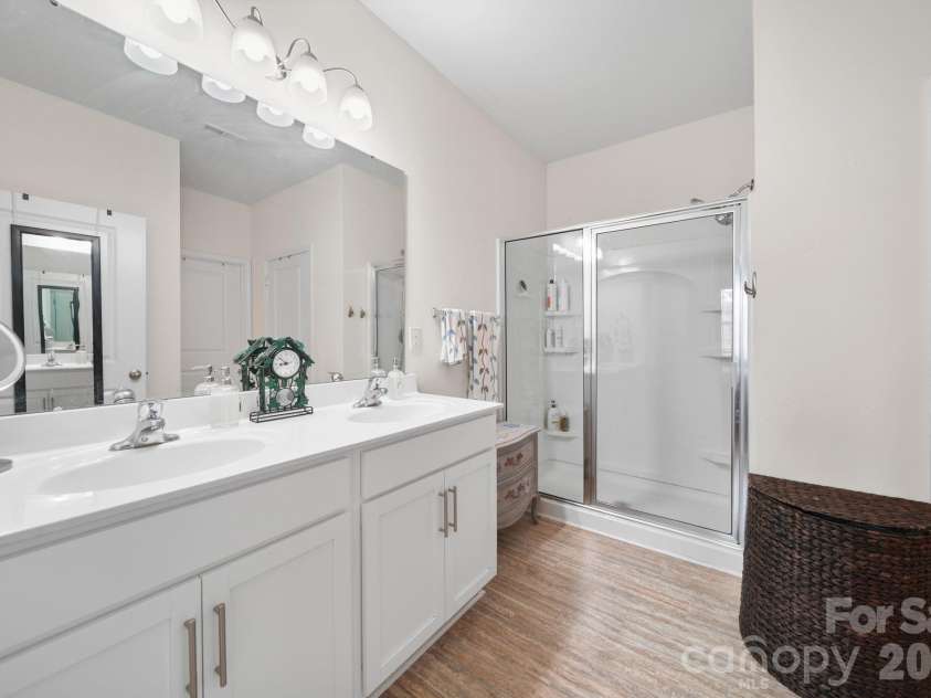 2228 Apple Glen Lane, Charlotte, NC 28269.  MLS# CAR4376737, YatesRealty ID 19748. 