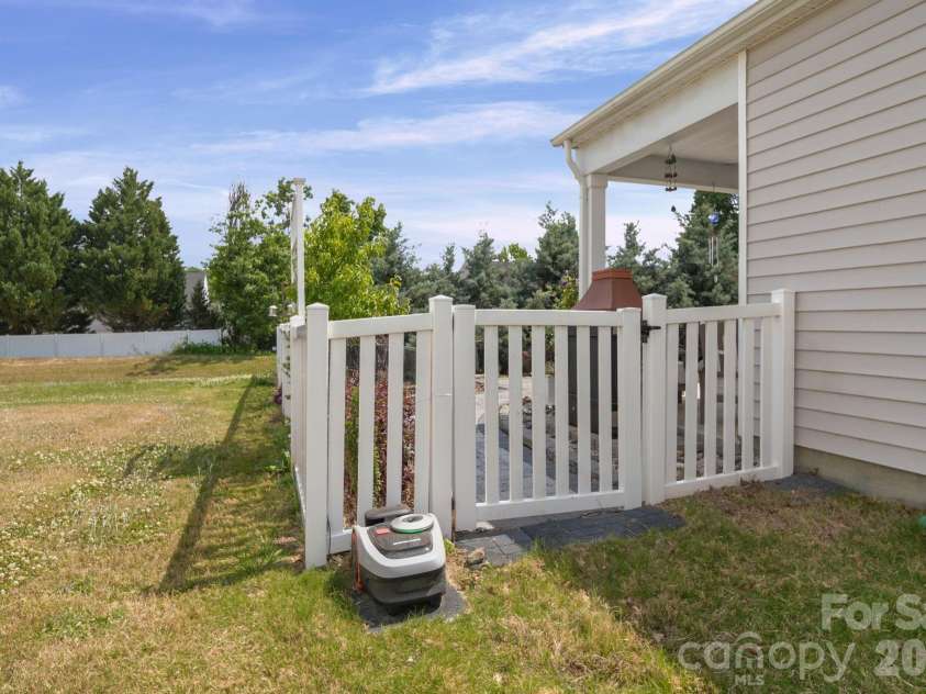 2228 Apple Glen Lane, Charlotte, NC 28269.  MLS# CAR4376737, YatesRealty ID 19748. 