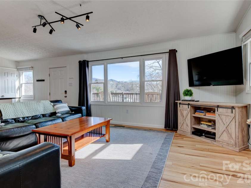 208 Altamahaw Avenue, Black Mountain, NC 28711.  MLS# CAR4375940, YatesRealty ID 19749. Beautiful Open Floor Plan