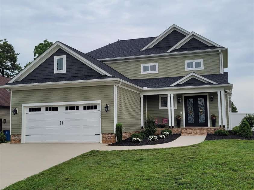 5118 Regents Park Drive, Hickory, NC 28602.  MLS# CAR4257044, YatesRealty ID 1975. 