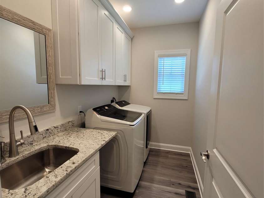 5118 Regents Park Drive, Hickory, NC 28602.  MLS# CAR4257044, YatesRealty ID 1975. Main floor loundry