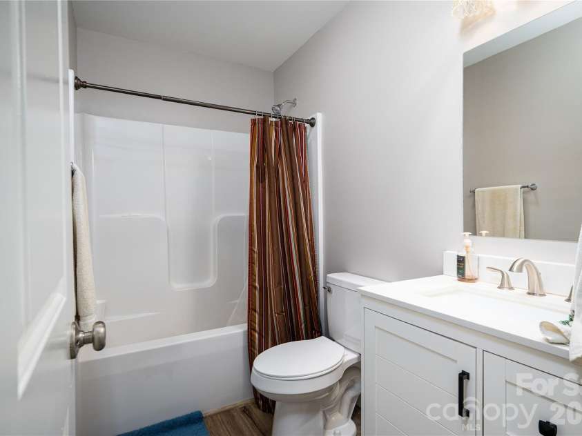 660 9th Street, Newton, NC 28658.  MLS# CAR4357825, YatesRealty ID 19750. 2nd Bathroom