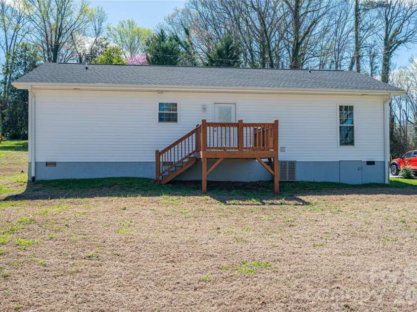 660 9th Street, Newton, NC 28658.  MLS# CAR4357825, YatesRealty ID 19750. Back yard