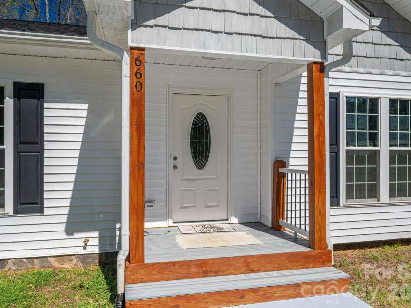 660 9th Street, Newton, NC 28658.  MLS# CAR4357825, YatesRealty ID 19750. Entry