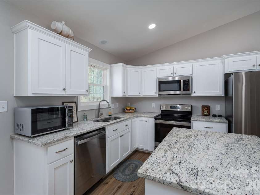 660 9th Street, Newton, NC 28658.  MLS# CAR4357825, YatesRealty ID 19750. Kitchen