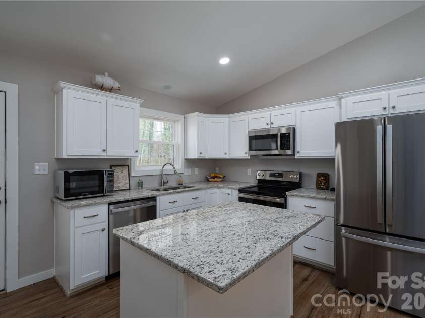 660 9th Street, Newton, NC 28658.  MLS# CAR4357825, YatesRealty ID 19750. Stunning Kitchen
