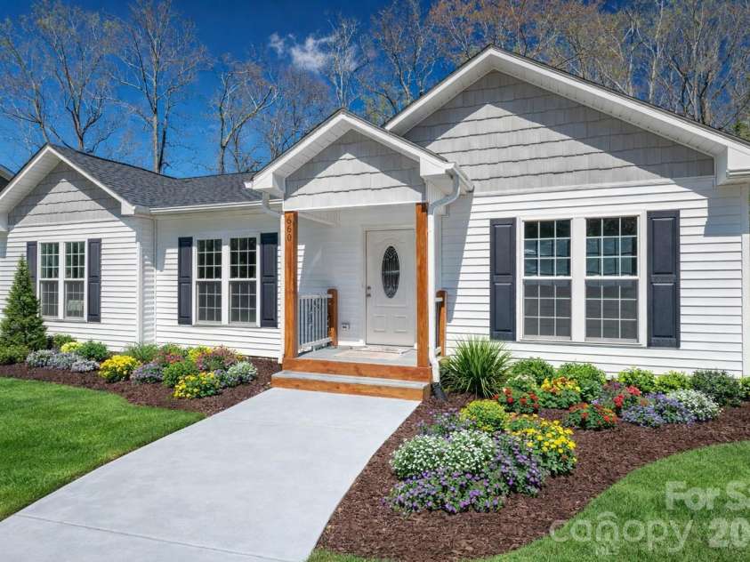 660 9th Street, Newton, NC 28658.  MLS# CAR4357825, YatesRealty ID 19750. Welcome Home - Virtually Enhanced