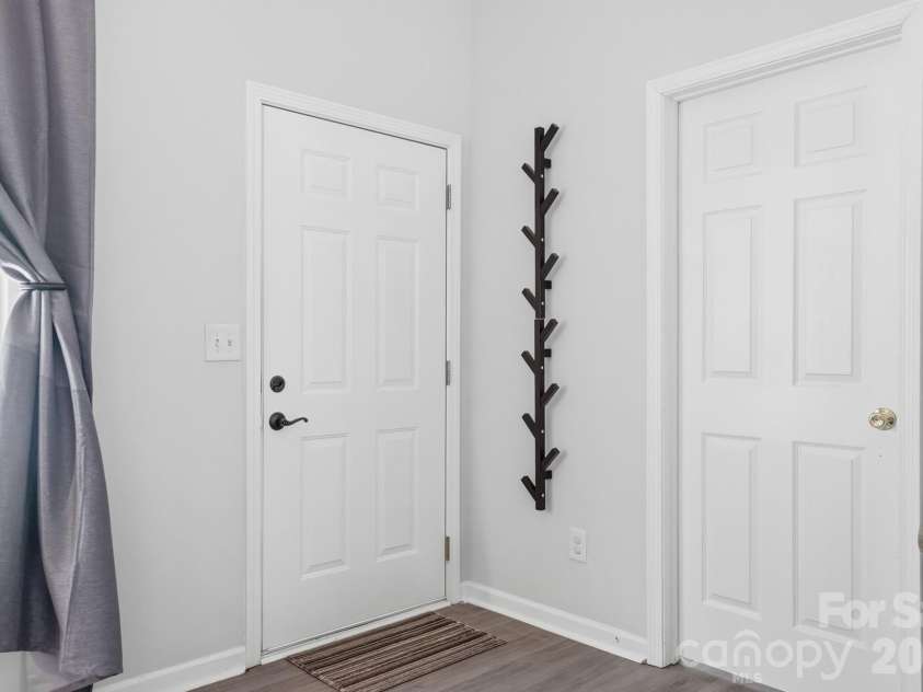 8170 Rudolph Road, Charlotte, NC 28216.  MLS# CAR4373244, YatesRealty ID 19752. Inviting entryway