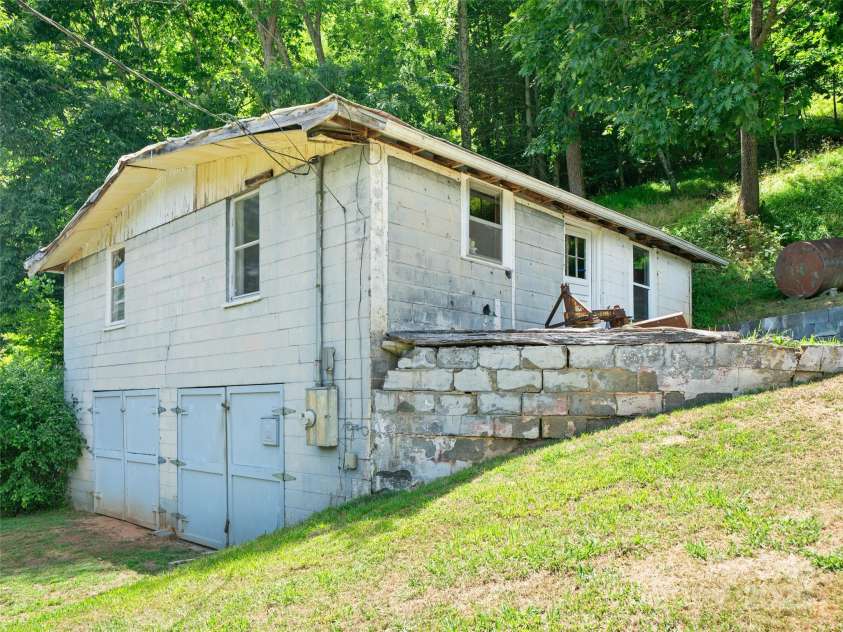 1029 Jacks Creek Road, Burnsville, NC 28714.  MLS# CAR4269578, YatesRealty ID 19753. 