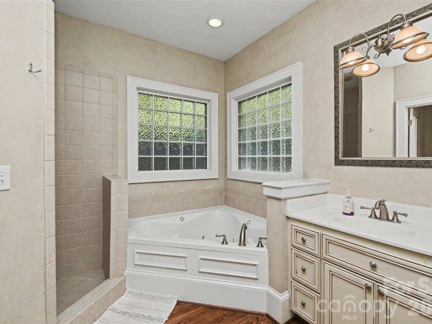 321 Circle Avenue, Charlotte, NC 28207.  MLS# CAR4376630, YatesRealty ID 19755. 