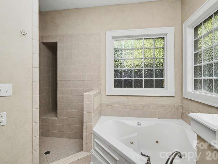 321 Circle Avenue, Charlotte, NC 28207.  MLS# CAR4376630, YatesRealty ID 19755. 