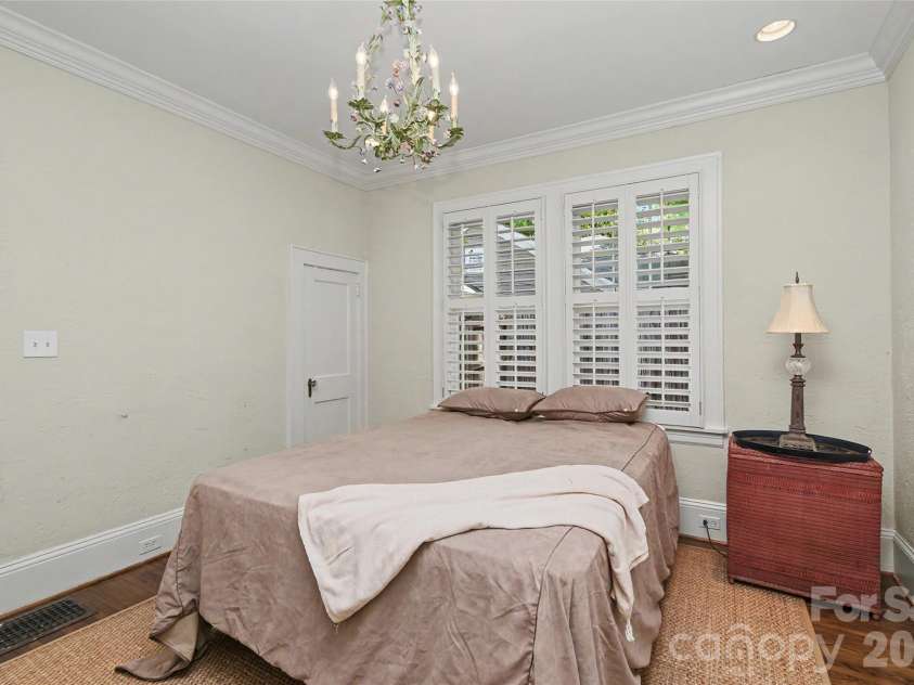 321 Circle Avenue, Charlotte, NC 28207.  MLS# CAR4376630, YatesRealty ID 19755. 