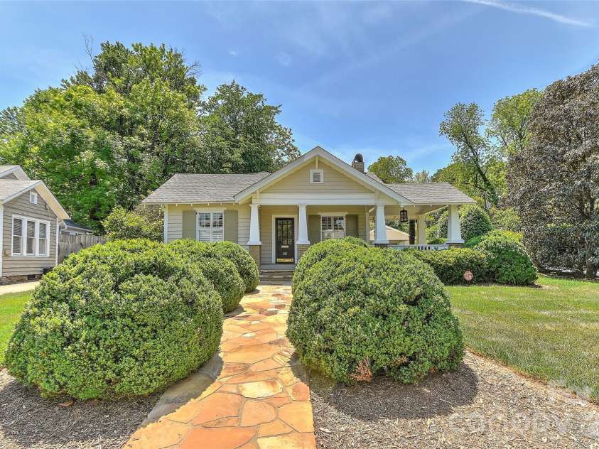 321 Circle Avenue, Charlotte, NC 28207.  MLS# CAR4376630, YatesRealty ID 19755. 
