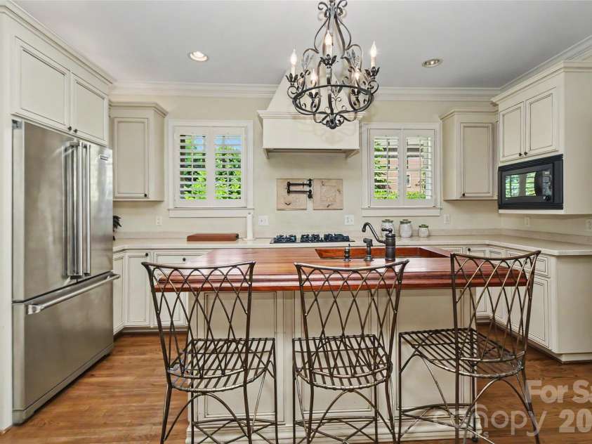 321 Circle Avenue, Charlotte, NC 28207.  MLS# CAR4376630, YatesRealty ID 19755. 