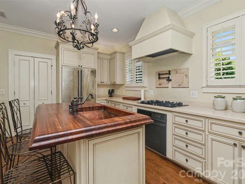 321 Circle Avenue, Charlotte, NC 28207.  MLS# CAR4376630, YatesRealty ID 19755. 