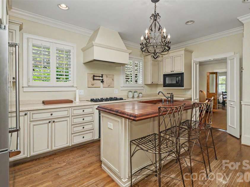 321 Circle Avenue, Charlotte, NC 28207.  MLS# CAR4376630, YatesRealty ID 19755. 