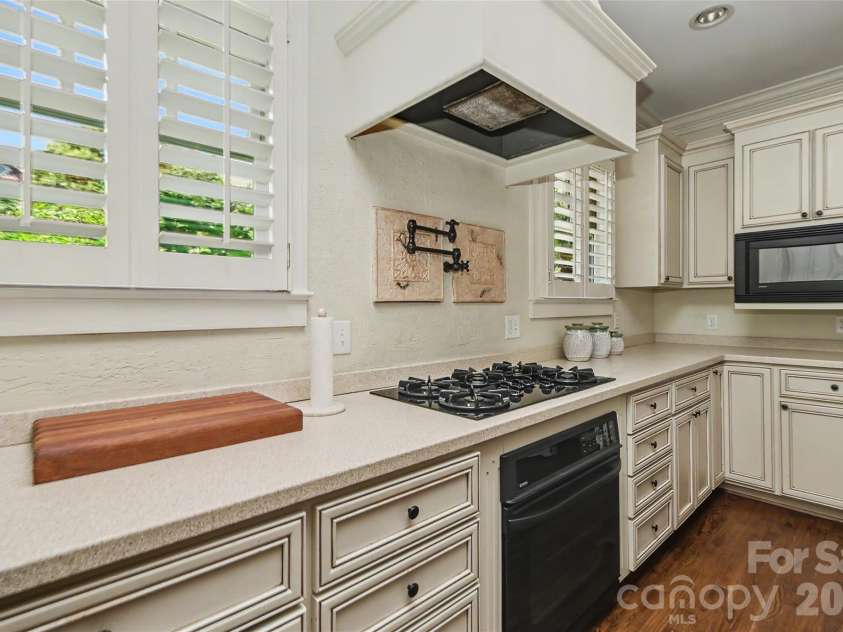 321 Circle Avenue, Charlotte, NC 28207.  MLS# CAR4376630, YatesRealty ID 19755. 