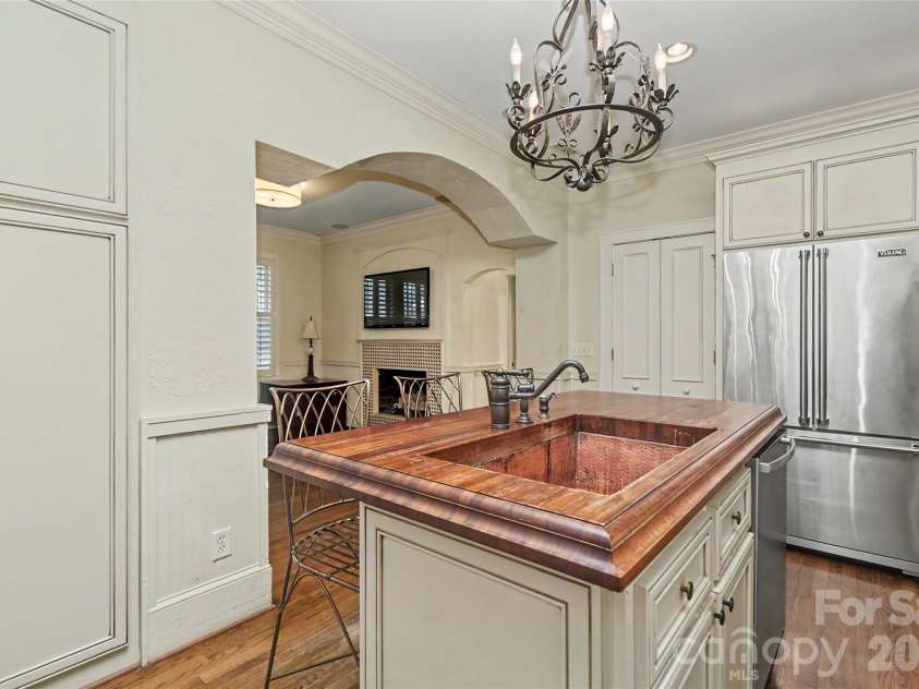 321 Circle Avenue, Charlotte, NC 28207.  MLS# CAR4376630, YatesRealty ID 19755. 