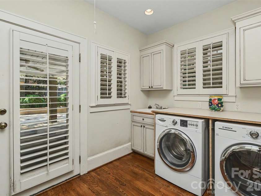 321 Circle Avenue, Charlotte, NC 28207.  MLS# CAR4376630, YatesRealty ID 19755. 