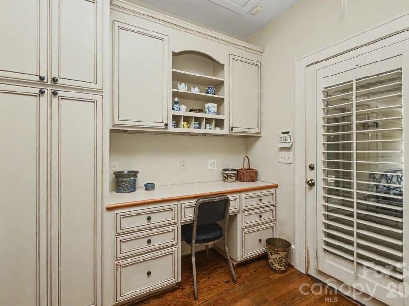 321 Circle Avenue, Charlotte, NC 28207.  MLS# CAR4376630, YatesRealty ID 19755. 