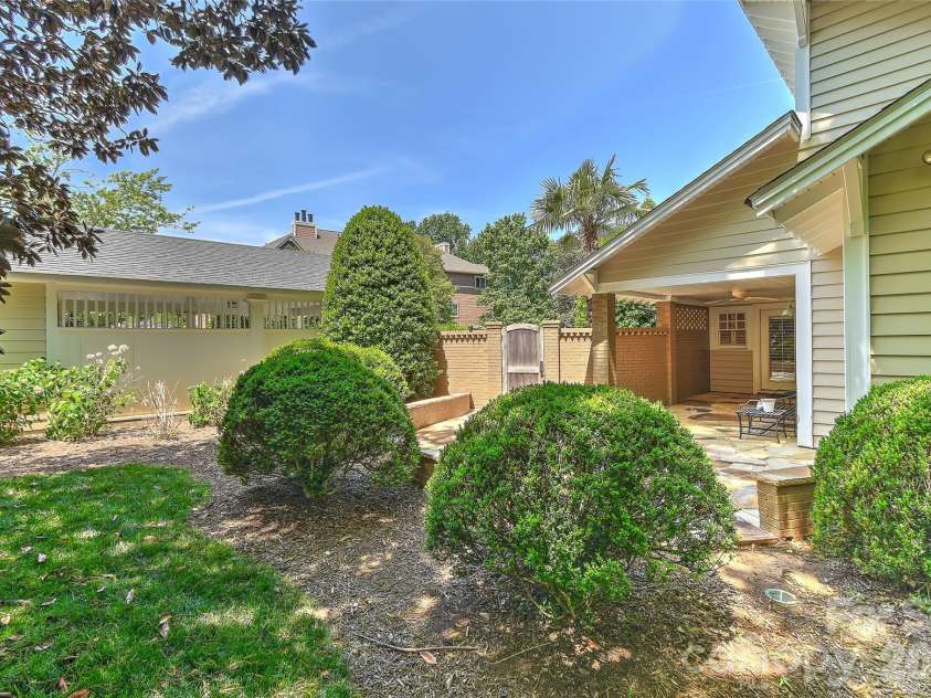321 Circle Avenue, Charlotte, NC 28207.  MLS# CAR4376630, YatesRealty ID 19755. 