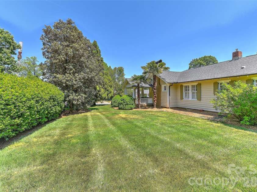 321 Circle Avenue, Charlotte, NC 28207.  MLS# CAR4376630, YatesRealty ID 19755. 