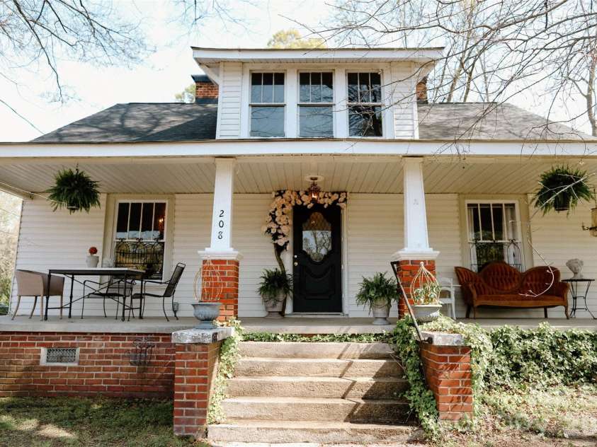 208 Locust Street, Kannapolis, NC 28081.  MLS# CAR4362753, YatesRealty ID 19757. 