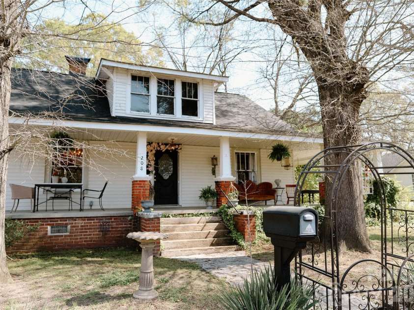 208 Locust Street, Kannapolis, NC 28081.  MLS# CAR4362753, YatesRealty ID 19757. 