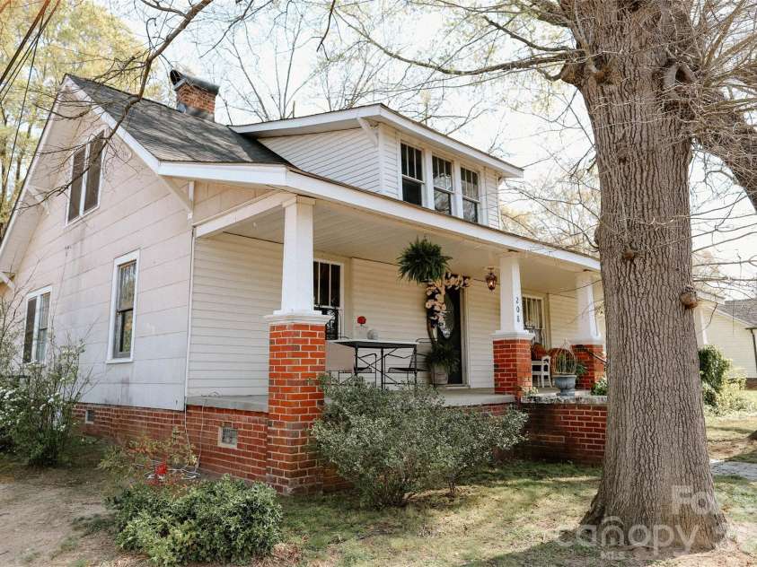 208 Locust Street, Kannapolis, NC 28081.  MLS# CAR4362753, YatesRealty ID 19757. 