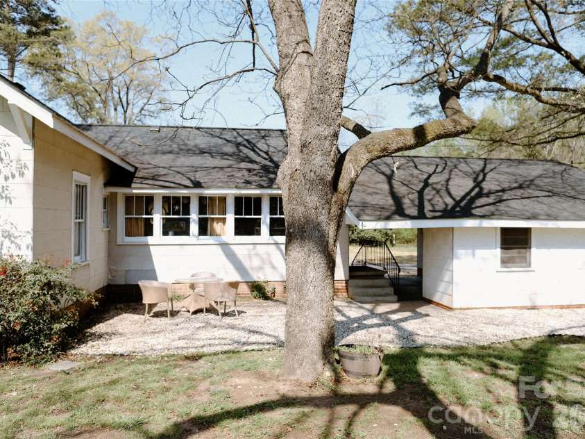 208 Locust Street, Kannapolis, NC 28081.  MLS# CAR4362753, YatesRealty ID 19757. Side/back yard