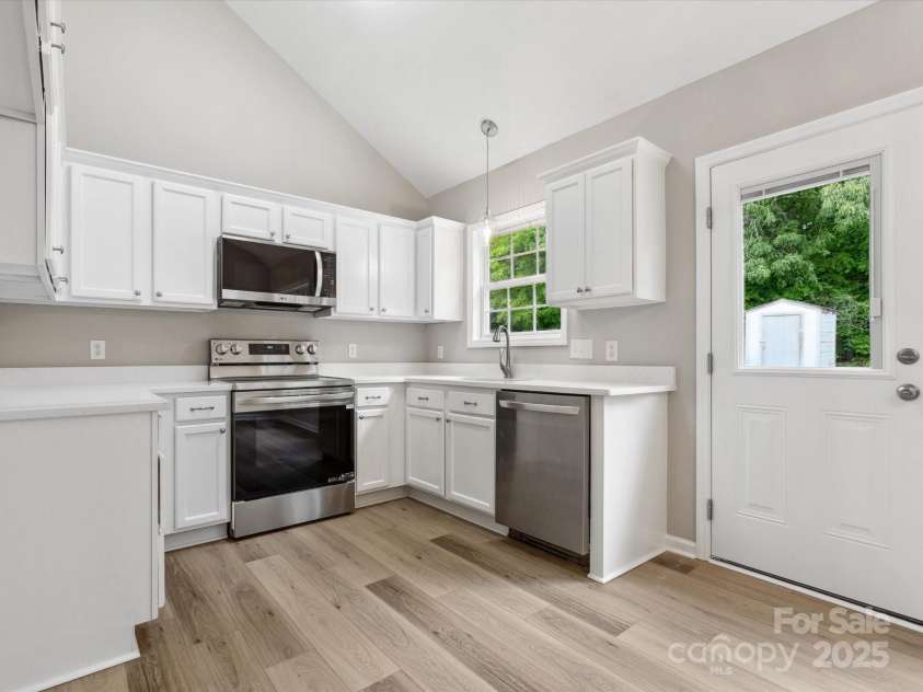 6022 Windsong Way, Wingate, NC 28174.  MLS# CAR4257511, YatesRealty ID 19758. Chef's Kitchen