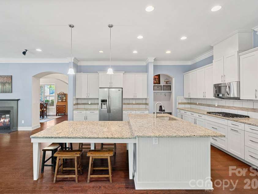 897 Tyne Drive, Fort Mill, SC 29715.  MLS# CAR4374930, YatesRealty ID 19758. Large kitchen with oversized island.