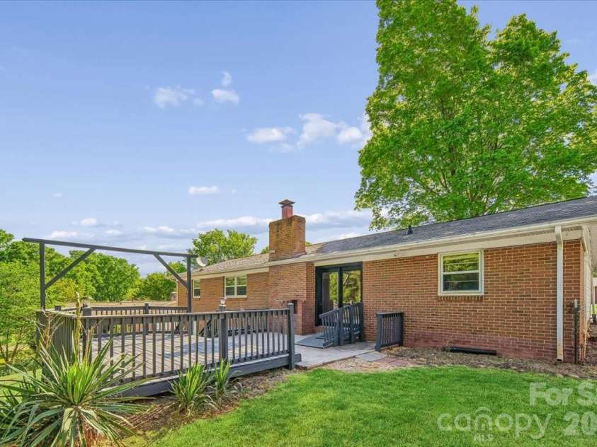 105 Vina Place, Mount Holly, NC 28120.  MLS# CAR4370565, YatesRealty ID 19760. 