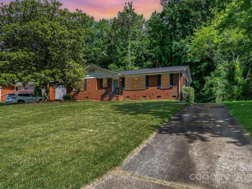 3939 Sheffield Drive, Charlotte, NC 28205.  MLS# CAR4266470, YatesRealty ID 19760. 