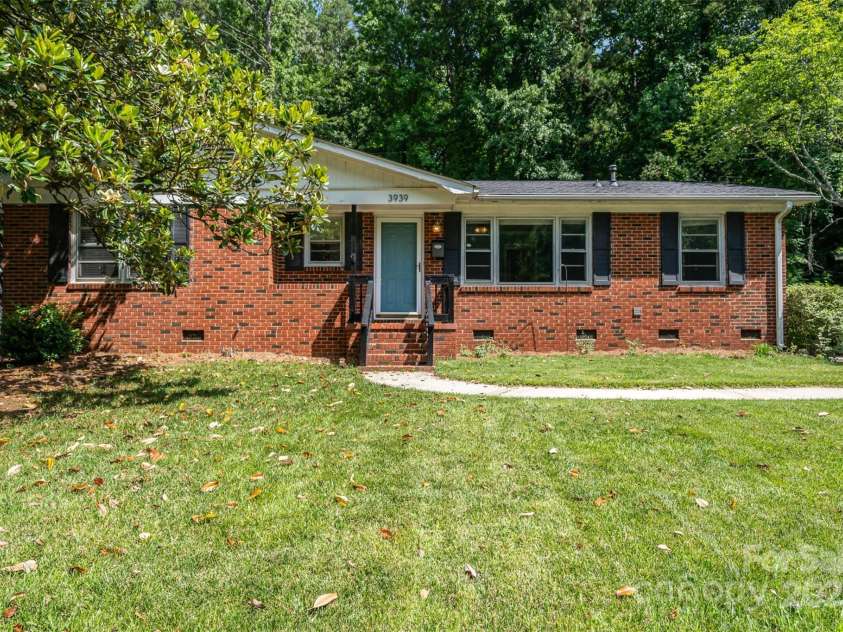 3939 Sheffield Drive, Charlotte, NC 28205.  MLS# CAR4266470, YatesRealty ID 19760. 