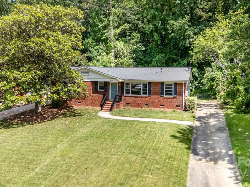 3939 Sheffield Drive, Charlotte, NC 28205.  MLS# CAR4266470, YatesRealty ID 19760. 