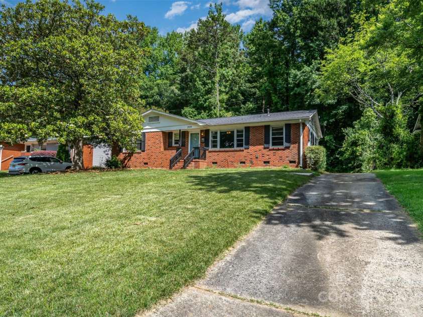 3939 Sheffield Drive, Charlotte, NC 28205.  MLS# CAR4266470, YatesRealty ID 19760. 