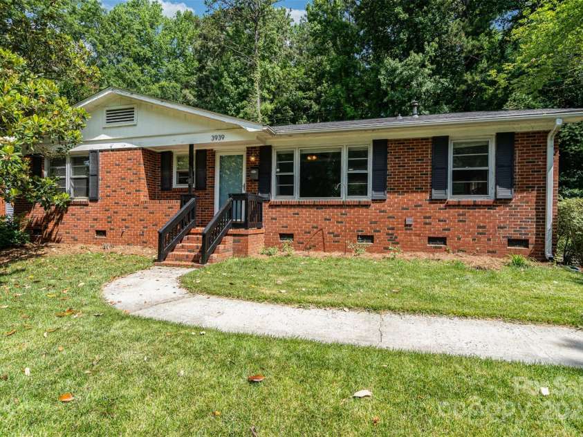 3939 Sheffield Drive, Charlotte, NC 28205.  MLS# CAR4266470, YatesRealty ID 19760. 