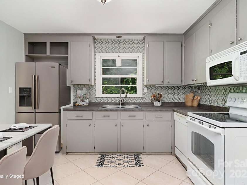 3939 Sheffield Drive, Charlotte, NC 28205.  MLS# CAR4266470, YatesRealty ID 19760. 
