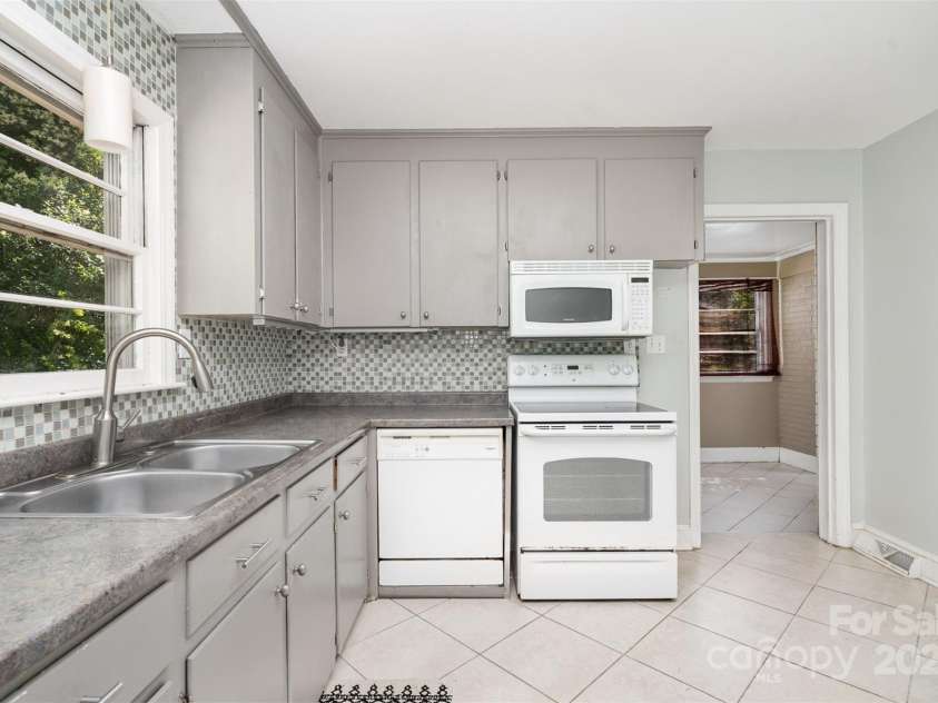 3939 Sheffield Drive, Charlotte, NC 28205.  MLS# CAR4266470, YatesRealty ID 19760. 