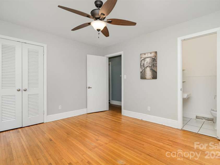 3939 Sheffield Drive, Charlotte, NC 28205.  MLS# CAR4266470, YatesRealty ID 19760. 