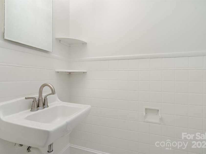 3939 Sheffield Drive, Charlotte, NC 28205.  MLS# CAR4266470, YatesRealty ID 19760. 