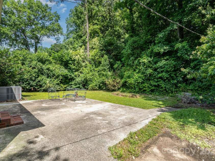 3939 Sheffield Drive, Charlotte, NC 28205.  MLS# CAR4266470, YatesRealty ID 19760. 