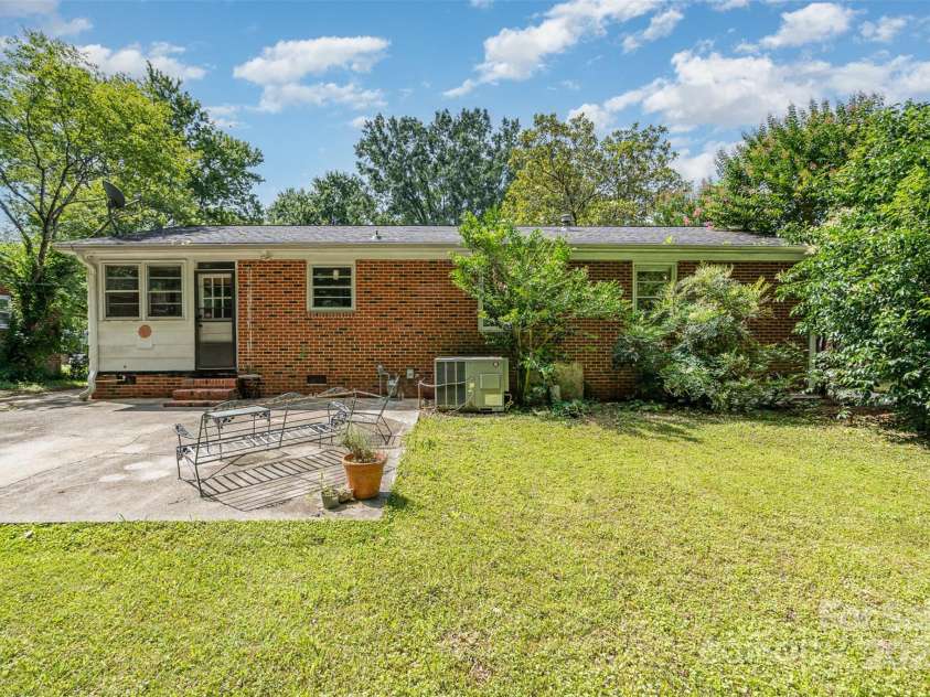 3939 Sheffield Drive, Charlotte, NC 28205.  MLS# CAR4266470, YatesRealty ID 19760. 