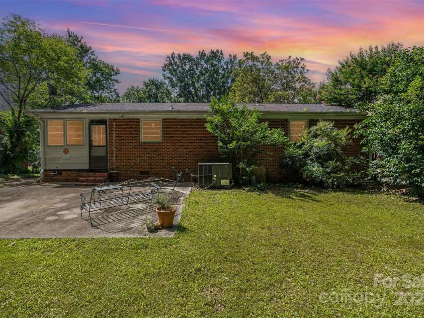3939 Sheffield Drive, Charlotte, NC 28205.  MLS# CAR4266470, YatesRealty ID 19760. 