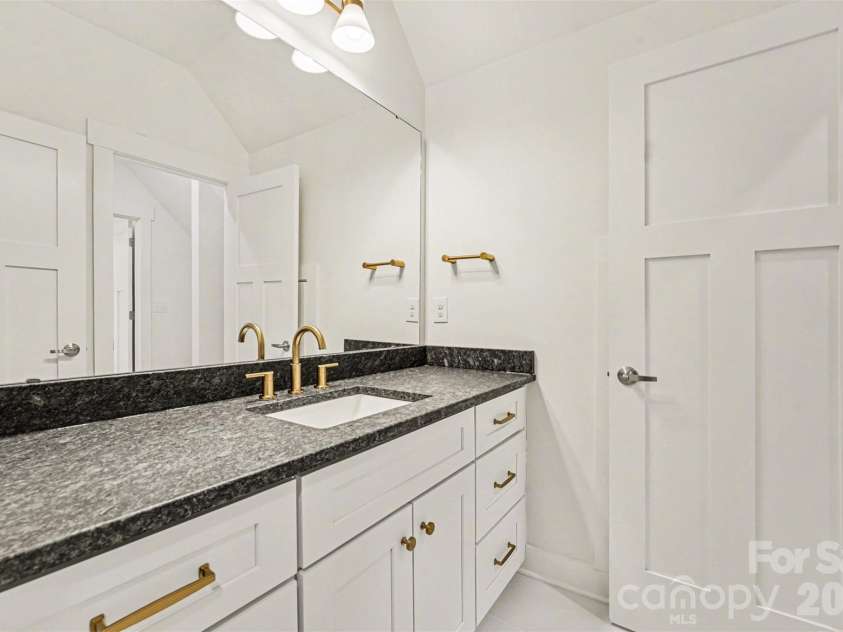 3215 James Plantation Drive, Denver, NC 28037.  MLS# CAR4360076, YatesRealty ID 19763. Full bath upstairs