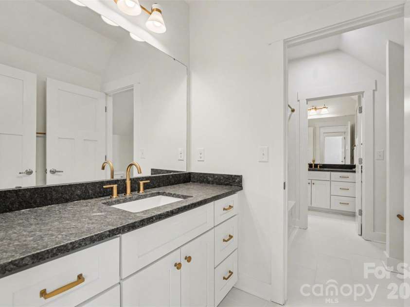 3215 James Plantation Drive, Denver, NC 28037.  MLS# CAR4360076, YatesRealty ID 19763. Full bath upstairs
