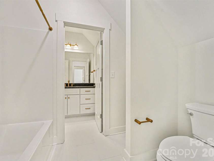3215 James Plantation Drive, Denver, NC 28037.  MLS# CAR4360076, YatesRealty ID 19763. Full bath upstairs