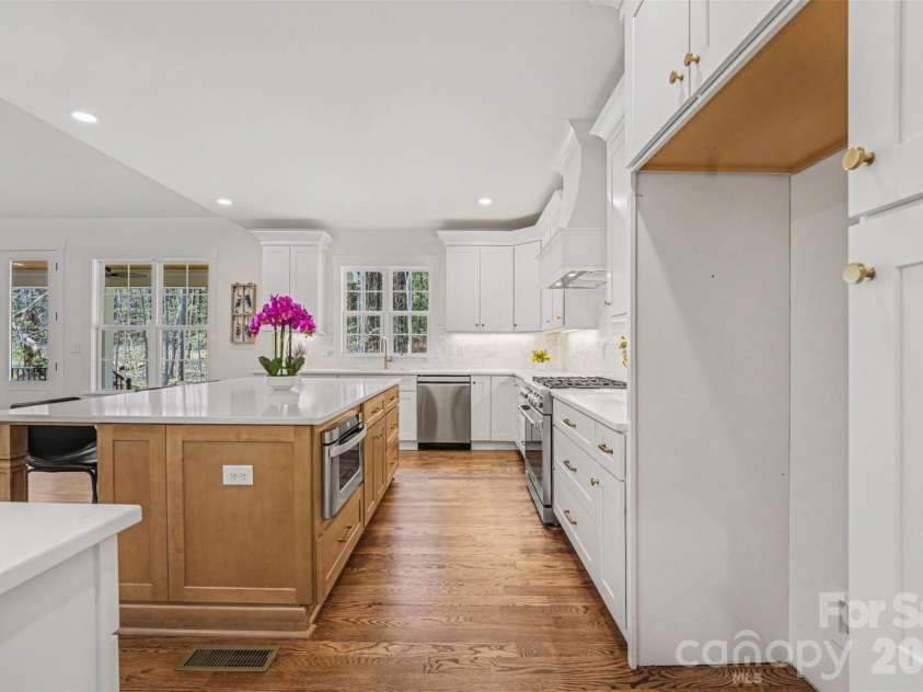 3215 James Plantation Drive, Denver, NC 28037.  MLS# CAR4360076, YatesRealty ID 19763. Kitchen