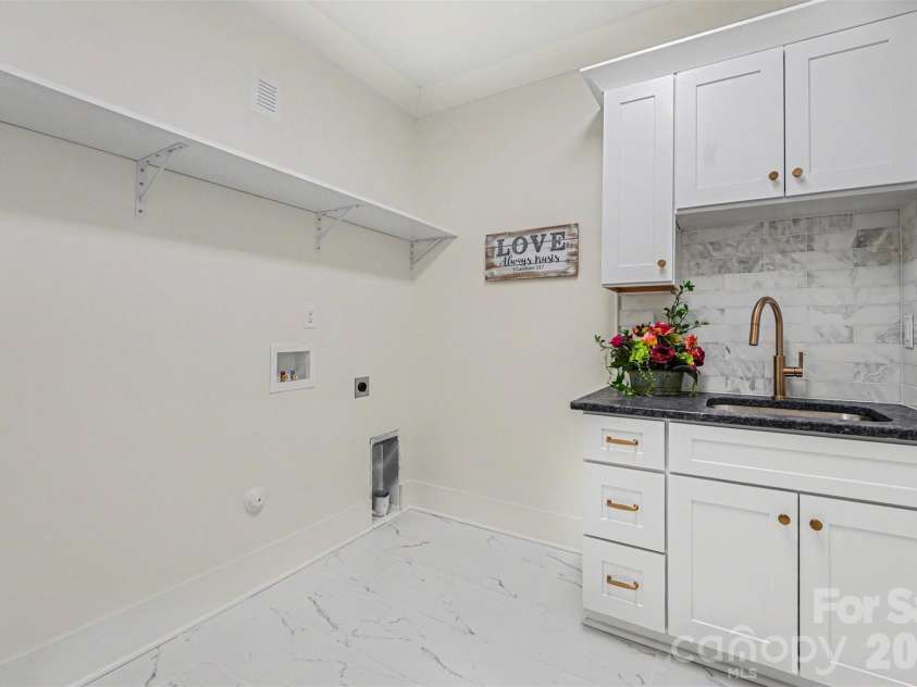 3215 James Plantation Drive, Denver, NC 28037.  MLS# CAR4360076, YatesRealty ID 19763. Laundry room - Main floor